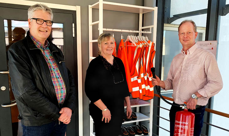 Håkan (Operaciones), Gunilla (Logística) y Niklas (Ingeniero Comercial) discuten las ubicaciones de los extintores de incendios