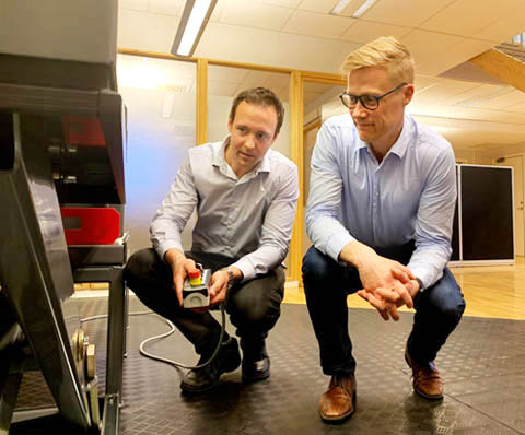 Fredrik Larsson (G) et Carl-Johan Fogelberg testent des innovations pour les tables élévatrices