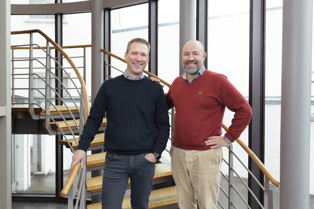 Pasando la antorcha de Håkan Nilsson (derecha) a Pär Martinsson (izquierda): una transición fluida hacia un futuro más brillante para nuestro equipo de EMEA.