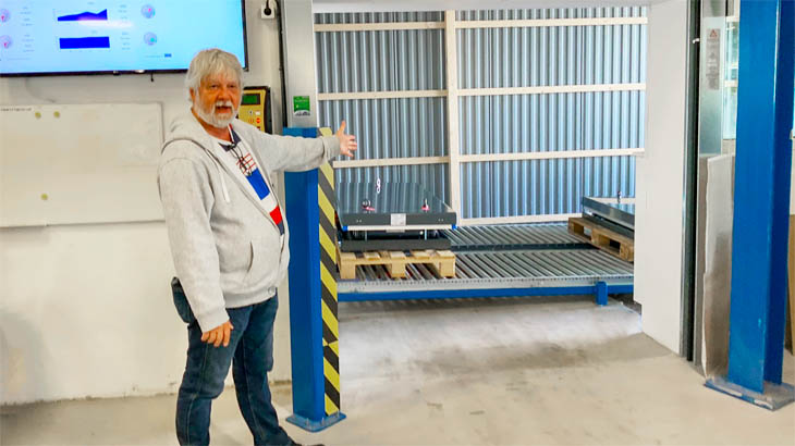 El orificio de salida creado estratégicamente en la pared ejemplifica el innovador sistema de flujo unidireccional, que facilita el envío sin problemas de mesas elevadoras listas a través de un sistema de transporte automático.