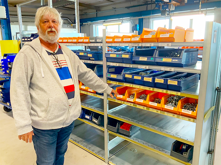 Como demostración del eficiente sistema kanban, estas cajas codificadas por colores y con códigos de barras transparentes organizan de forma ordenada cada tipo o tamaño de perno y tornillo.